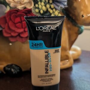 L'Oreal Infallible Pro-Glow Foundation - Creamy Natural